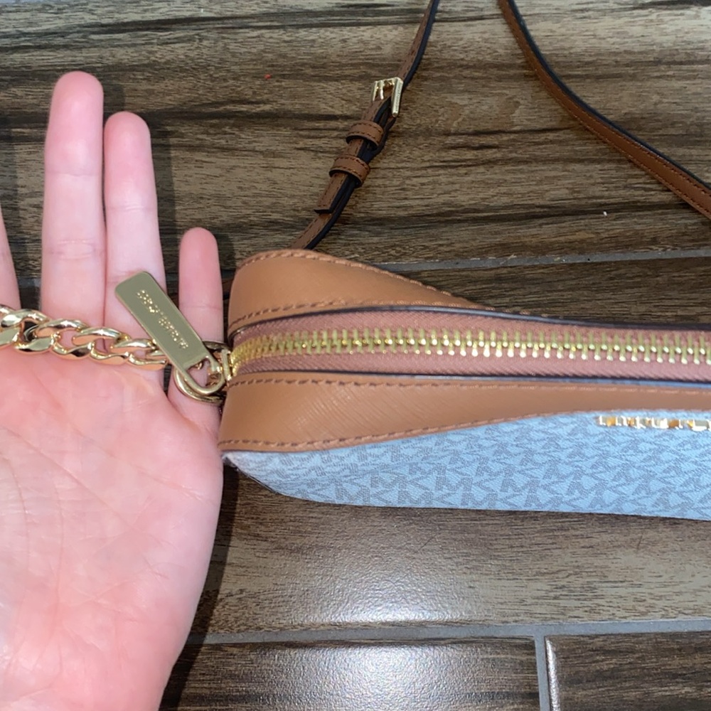🌵Michael Kors White and Tan Crossbody Bag! - Picture 3 of 13